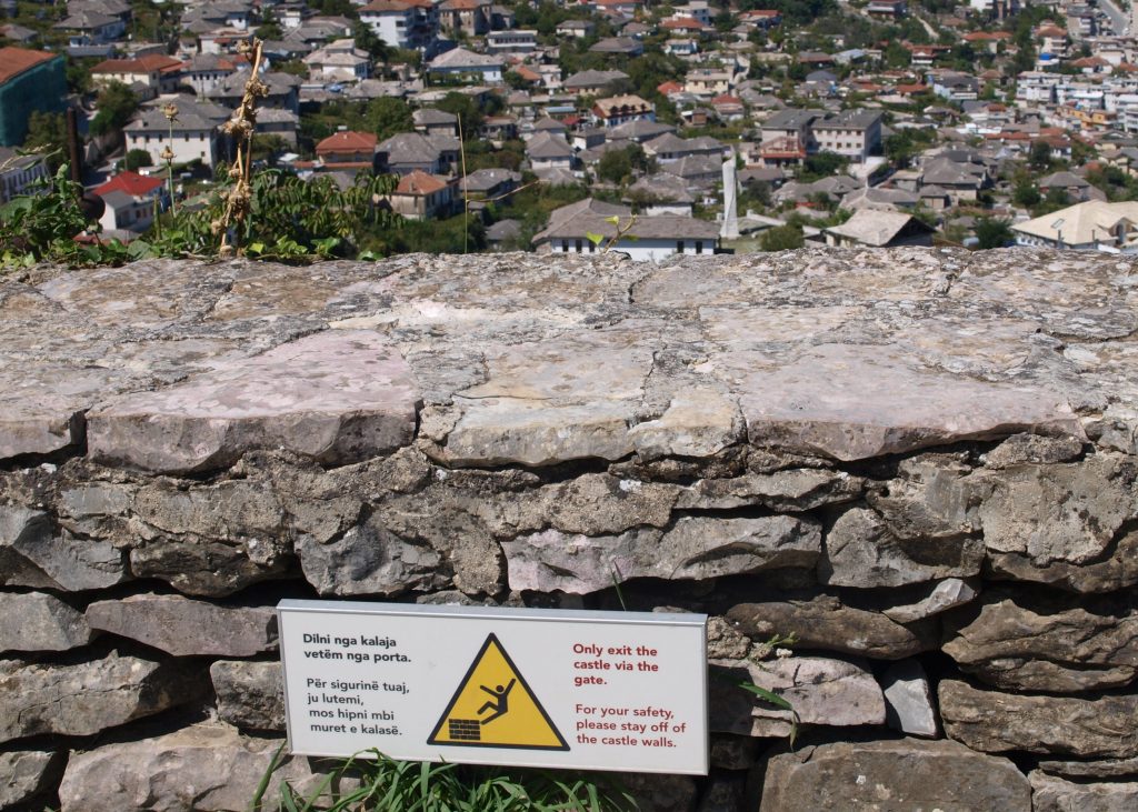 Grappige waarschuwingsborden in Albanie